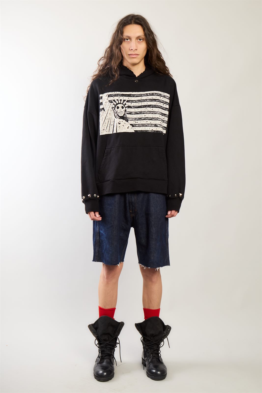 EL PUNK NO ESTÁ MUERTO HOODIE NEGRO